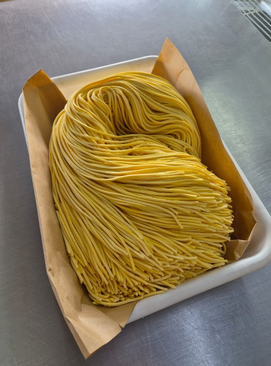 Fideos caseros al huevo recién hechos, en la fábrica de Mama Mia