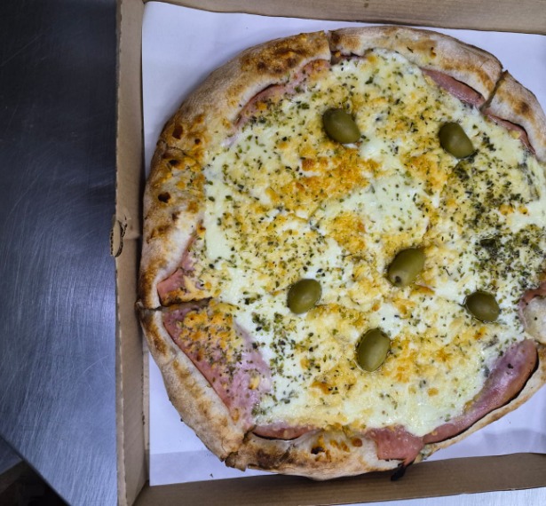 Pizza de jamón y provolone